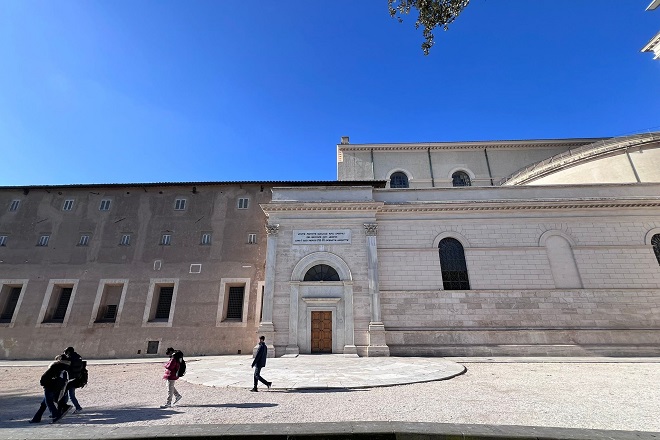 Roma celebra l’apertura della Porta Santa a San Paolo